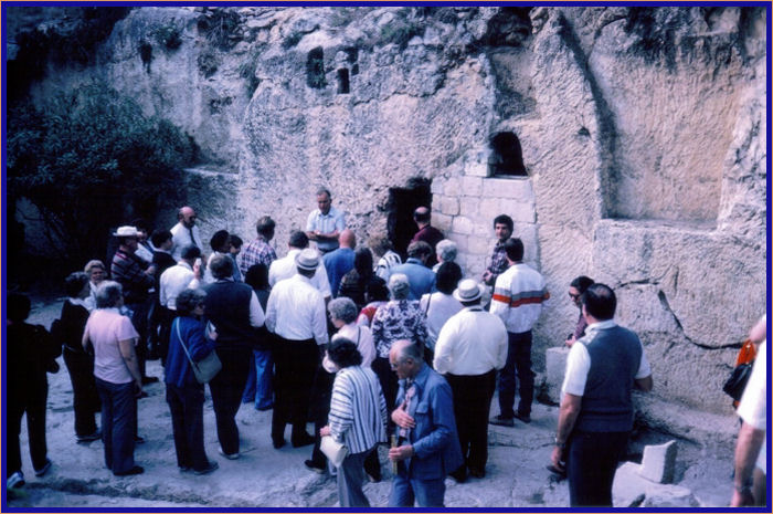 English guide talking to our tour group in front of the tomb